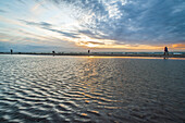 Menschen auf einer Sandbank genießen den Sonnenuntergang, Dierhagen auf dem Darß, Fischland-Darß-Zingst, Mecklenburg-Vorpommern, Nationalpark Vorpommersche Boddenlandschaft, Ostsee