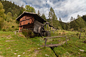 Alte Wassermühle in den Bergen. Terenten, Bozen, Südtirol, Italien. Wanderweg