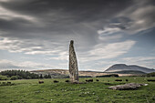 Megalith auf Wiese in Machrie Moor, Arran, Schottland.