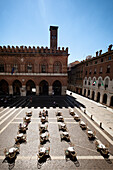 Blick auf ein Kaffee auf Piazza del Comune von oben , Cremona, Lombardei, Italien, Europa