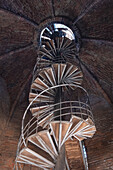 Blick auf die freistehende Wendeltreppe im Torrazzo Glockenturm, Cremona, Lombardei, Italien, Europa