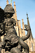Drachentöter, Skulptur am Sockel der Mariensäule, das Rathaus im Hintergrund, Marienplatz, München, Bayern, Deutschland, Europa