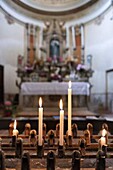 Opferlichter und Altar mit Marienbild unscharf im Hintergrund, Casalmaggiore, Provinz Cremona, Italien, Europa