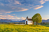Chapel in Aidling with Riegsee and Bavarian Alps, Riegsee, Upper Bavaria, Bavaria, Germany