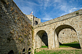 Ein Blick auf die malerische Burg von Dinan an einem sonnigen Sommertag, Bretagne, Frankreich