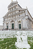 Ein Schneemann vor der Kathedrale von Pisa, Pisa, Toskana, Italien, Europa