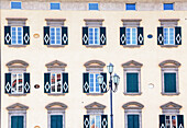 Verzierte Fassade des Hauses am Ufer des Flusses Arno, Pisa, Toskana, Italien,