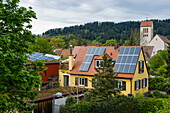 Einfamilienhäuser mit PV-Anlagen, Freiburg im Breisgau, Schwarzwald, Baden-Württemberg, Deutschland