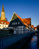 Häuser der Gerber am Loerbach in Soest und Turm der Kirche St. Maria zur Wiese, Nordrhein-Westfalen, Deutschland