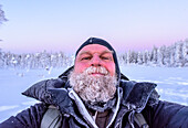 Mann mit vereistem Bart, Äkäslampolo, Finnland