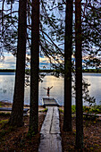 Abkühlung im See, Sauna mitten im Wald  im National Park Patvinsuo, Finnland