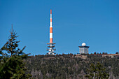 Brockenplateau mit Sendemast, daneben Brockenhotel mit Radarkuppel, gesehen vom Goetheweg, Wanderweg zum Brocken, Nationalpark Harz, Torfhaus, Niedersachsen, Deutschland
