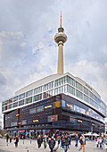 Alexanderplatz und der Fernsehturm in Berlin, Deutschland