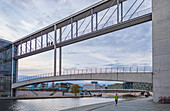 Bundestag und Marie-Elisabeth-Lüders-Brücke in Berlin, Deutschland