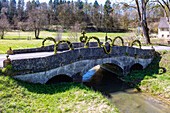 mit bunten Ostereiern geschmückter Osterbrunnen auf der Alten Steinbrücke in Drosendorf an der Aufseß in der Fränkischen Schweiz, Bayern, Deutschland