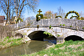 mit bunten Ostereiern geschmückter Osterbrunnen auf der Alten Steinbrücke in Drosendorf an der Aufseß in der Fränkischen Schweiz, Bayern, Deutschland