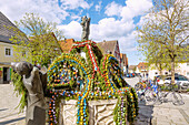 mit bunten Ostereiern geschmückter Osterbrunnen in Ebermannstadt am Marktplatz in der Fränkischen Schweiz, Bayern, Deutschland