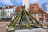 mit bunten Ostereiern geschmückter Brunnen auf dem Schrannenplatz in Erding, Bayern, Deutschland
