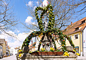 mit bunten Ostereiern geschmückter Osterbrunnen am Marktplatz in Gräfenberg in der Fränkischen Schweiz, Bayern, Deutschland