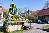 mit 2900 echten bemalten Ostereiern geschmückter Osterbrunnen in Teuchatz in der Fränkischen Schweiz, Bayern, Deutschland