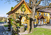 mit bunten Ostereiern geschmückter Osterbrunnen in Wohlmuthshüll in der Fränkischen Schweiz, Bayern, Deutschland