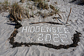 Schriftzug Hiddensee 2022, geformt aus Muscheln, Nationalpark Vorpommersche Boddenlandschaft, Insel Hiddensee, Mecklenburg-Vorpommern, Deutschland