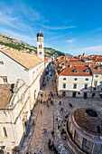 Blick auf den Stradun, die Hauptstraße in der Altstadt von Dubrovnik, Kroatien