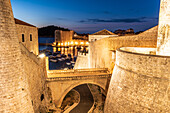 Blick auf die Revelin-Festung und das Ploče-Tor bei Nacht, Dubrovnik, Kroatien