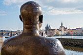 Statue der Harmonie des Predigers Sri Chinmoy, Statue of Harmony, dahinter Karlsbrücke mit Altstädter Brückenturm, Prag, Tschechien