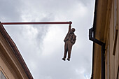 Statue von Sigmund Freud, hängt mit einem Arm an einem Dach in Prag, Kunstwerk von David Cerny, Prag, Tschechien