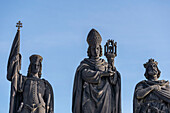Die Heiligen Wenzel, Norbert und Sigismund, Skulpturengruppe auf der Karlsbrücke, Prag, Tschechien