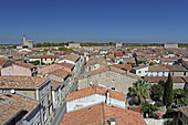 Blick von der begehbaren Stadtmauer von Aigues Mortes über die Dächer der Stadt, Aigues-Mortes, Camargue, Okzitanien, Frankreich