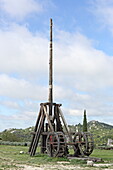 Ausstellung mittelalterlicher Kriegsgeräte in der Burg von Les Baux-de-Provence, Bouches-du-Rhone, Provence-Alpes-Cote d'Azur, Frankreich