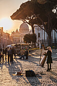Strassenmusik und Verkaufsstände an der Piazza Pia mit Petersdom im Hintergrund, Rom, Latium, Italien, Europa