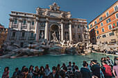 Touristen am Trevi-Brunnen, Rom, Latium, Italien, Europa