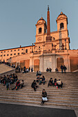 Touristen auf der Spanische Treppe mit Kirche Santissima Trinità dei Monti, Rom, UNESCO Weltkulturerbe Rom, Latium, Lazio, Italien