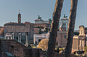 Antikes Forum mit Monumento a Vittorio Emanuele II im Hintergrund, Rom, Latium, Italien, Europa