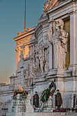 Grabmal des Unbekannten Soldaten vor dem Viktor Emanuel II, Nationaldenkmal für Viktor Emanuel II, Monumento a Vittorio Emanuele II, Rom, Latium, Italien, Europa