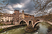 Ponte Fabricio oder Ponte dei Quattro Capi, älteste im Ursprungszustand erhaltene Brücke, Tiberinsel, Rom, Latium, Italien, Europa