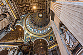 Altar und Kuppe des Petersdom von innen, Rom, Latium, Italien, Europa