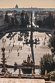 Terrasse mit Brunnen und eindrucksvollem Blick auf die Piazza del Popolo und Petersdom, Rom, Latium, Italien, Europa