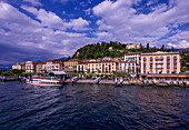 Blick auf den Hafen und die Uferpromenade von Bellagio, Comer See, Provinz Como, Lombardei, Italien