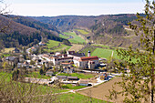 Beuron, Kloster Beuron, Blick vom Spaltfelsen, Naturpark Obere Donau in der Schwäbischen Alb, Baden-Württemberg, Deutschland