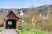 Beuron, historische Holzbrücke und Kloster Beuron, Naturpark Obere Donau in der Schwäbischen Alb, Baden-Württemberg, Deutschland