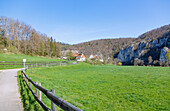 Donautal bei Thiergarten mit Gutshof Käppeler und Donauradweg, Naturpark Obere Donau in der Schwäbischen Alb, Baden-Württemberg, Deutschland