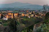 Vom kleinem Park Orto Dei Tolomei, schöner Blick auf Altstadt und Landschaft der Ebene, Siena, Toskana, Italien, Europa