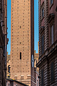 Blick durche Gasse auf den Turm Torre Del Mangia, Rathaus Palazzo Pubblico, Siena, Toskana, Italien, Europa