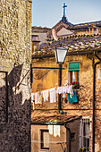 Häuser mit Wäsche zum trocknen in der Altstadt, Siena, Toskana, Italien, Europa