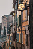 Blick auf Gasse und Trattoria Schild, Siena, Toskana, Italien, Europa