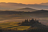 Bauernhaus bei Sonnenaufgang nahe San Quirico d'Orcia, Provinz Siena, Toskana, Italien, Europa